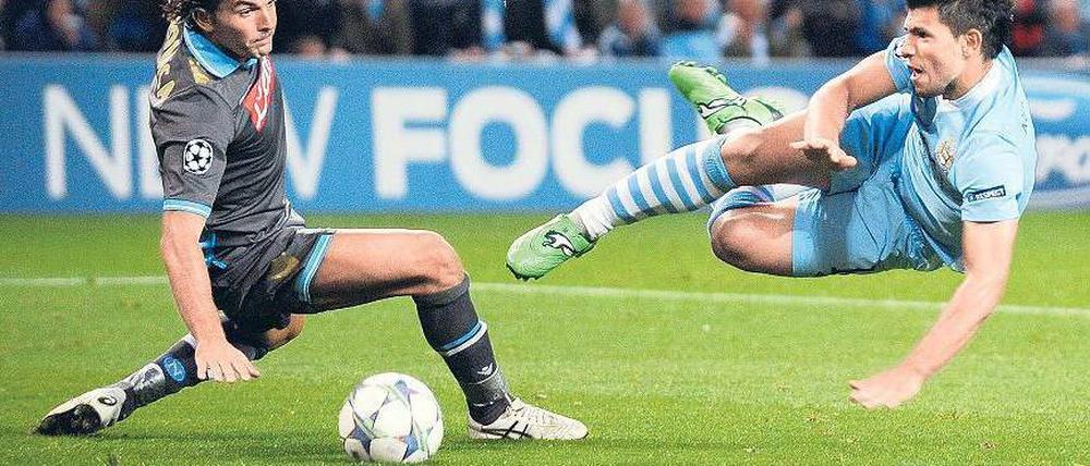Auf der Insel angekommen. Sergio Aguero (rechts) hat nach sechs Spieltagen in der englischen Premier League bereits acht Tore erzielt. Der Argentinier war im Sommer für 45 Millionen Euro von Atletico Madrid zu Manchester City gewechselt. Foto: dpa