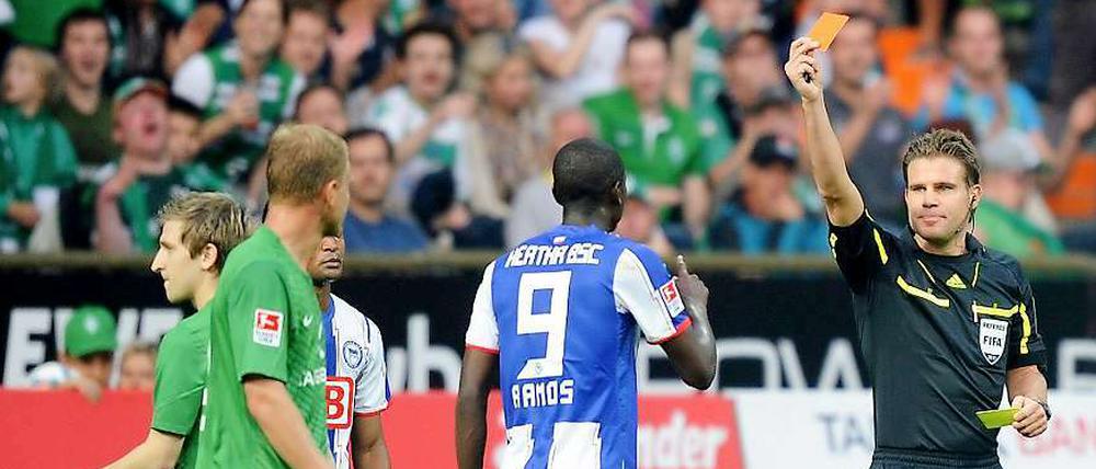 Adrian Ramos kassierte einen der dümmsten Platzverweise in dieser Saison.