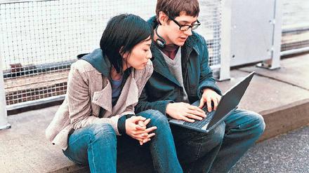 Nach draußen. Bequem zu Hause oder unterwegs, ob Kurse auf DVD, ein Lernprogramm der Uni oder eine App zum Vokabeln lernen, dank zahlreicher E-Learning-Angebote kann man mit Laptop und Smartphones überall lernen. Allerdings ist es ratsam, E-Learning mit Präsenzveranstaltungen zu kombinieren. Foto: picture-alliance