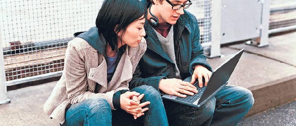 Nach draußen. Bequem zu Hause oder unterwegs, ob Kurse auf DVD, ein Lernprogramm der Uni oder eine App zum Vokabeln lernen, dank zahlreicher E-Learning-Angebote kann man mit Laptop und Smartphones überall lernen. Allerdings ist es ratsam, E-Learning mit Präsenzveranstaltungen zu kombinieren. Foto: picture-alliance