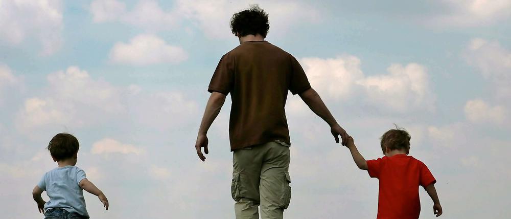 Kinder aus Seitensprüngen sind keine Seltenheit. Die Klärung der leiblichen Vaterschaft vor alle anderen Fragen zu stellen – damit macht man es sich zu leicht, findet Tissy Bruns.