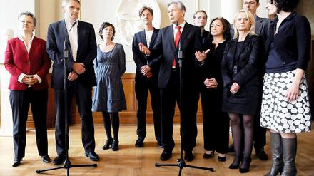 Randfigur. Die ehemalige Grünen-Spitzenkandidatin Renate Künast überlässt dem Regierenden Bürgermeister Klaus Wowereit (SPD) das Wort. Neben Künast Grünen-Fraktionschef Volker Ratzmann, der für die Delegation der Ökopartei spricht.