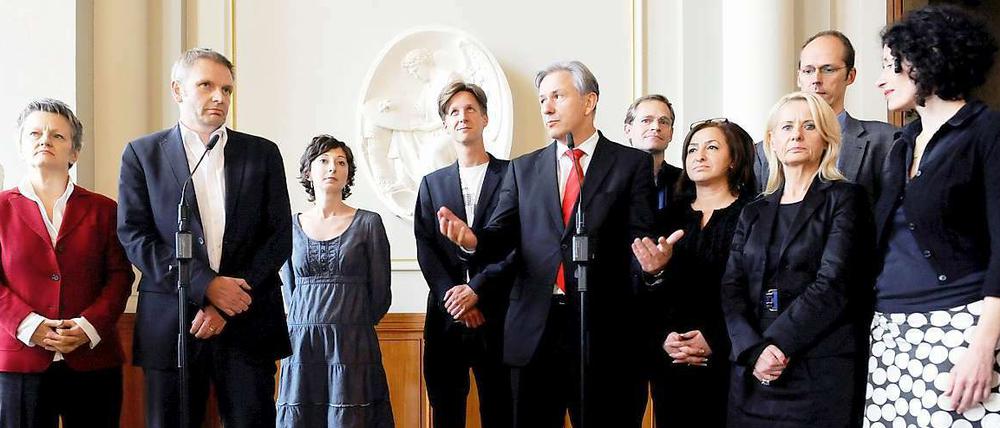Randfigur. Die ehemalige Grünen-Spitzenkandidatin Renate Künast überlässt dem Regierenden Bürgermeister Klaus Wowereit (SPD) das Wort. Neben Künast Grünen-Fraktionschef Volker Ratzmann, der für die Delegation der Ökopartei spricht.