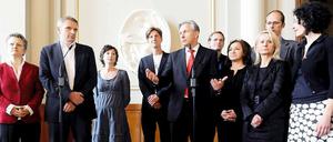 Randfigur. Die ehemalige Grünen-Spitzenkandidatin Renate Künast überlässt dem Regierenden Bürgermeister Klaus Wowereit (SPD) das Wort. Neben Künast Grünen-Fraktionschef Volker Ratzmann, der für die Delegation der Ökopartei spricht.