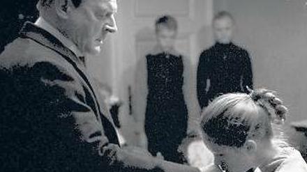Unterwerfung. Szene mit Burghart Klaußner im Film „Das weiße Band“. Foto: dpa