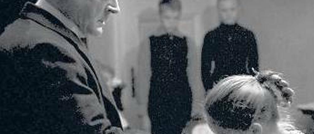 Unterwerfung. Szene mit Burghart Klaußner im Film „Das weiße Band“. Foto: dpa
