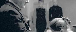 Unterwerfung. Szene mit Burghart Klaußner im Film „Das weiße Band“. Foto: dpa