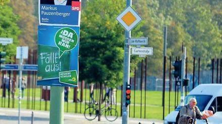 Werbung ohne Wahl. An vielen Ecken Berlins hängen noch Plakate, so wie hier in der Nähe des Nordbahnhofs. Das kann für die Parteien teuer werden: Ihnen droht Bußgeld, wenn die Werbung nicht verschwindet.