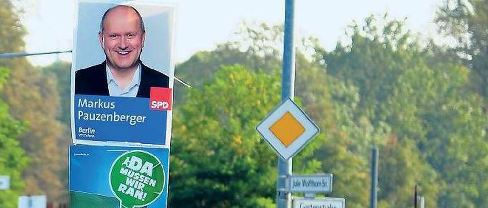 Werbung ohne Wahl. An vielen Ecken Berlins hängen noch Plakate, so wie hier in der Nähe des Nordbahnhofs. Das kann für die Parteien teuer werden: Ihnen droht Bußgeld, wenn die Werbung nicht verschwindet.
