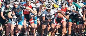 Bitte nicht drängeln. Beim Start der Skater am Sonnabend gab es keine Pole-Position. Foto: Clemens Bilan/dapd