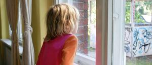 Immer wieder muss die Polizei völlig vernachlässigte Kinder aus verdreckten Wohnungen retten. Doch in wie vielen Fällen der Staat die Verantwortung für die Kinder übernimmt, weiß keiner.