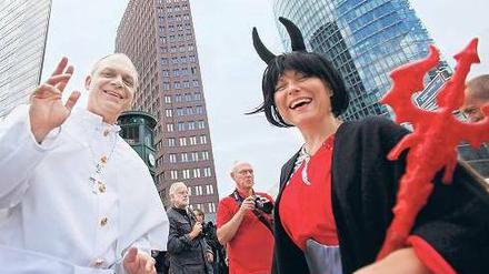 Jenseits von Gut und Böse. Phantasievoll im Papstgewand und Teufelskostüm demonstrierten die Papstgegner gegen die Dogmatik des Vatikans. Etliche tausend Teilnehmer zogen vom Potsdamer Platz zur Hedwigs-Kathedrale. Foto: Reuters