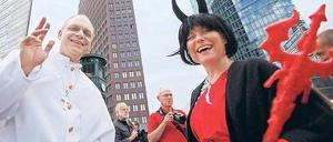 Jenseits von Gut und Böse. Phantasievoll im Papstgewand und Teufelskostüm demonstrierten die Papstgegner gegen die Dogmatik des Vatikans. Etliche tausend Teilnehmer zogen vom Potsdamer Platz zur Hedwigs-Kathedrale. Foto: Reuters