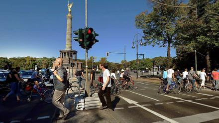 Gegenverkehr. Neuerdings dürfen Radfahrer auf eigens markierten Wegen, durch Ampeln geregelt, die Siegessäule in beiden Richtungen umrunden. Das soll sicherer sein. 