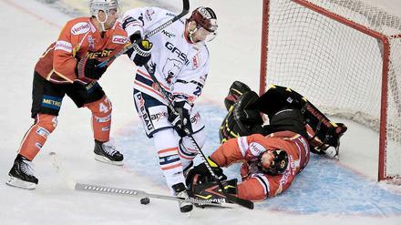 Florian Busch (Mitte) sorgte gegen Düsseldorf für die Entscheidung zugunsten der Eisbären.