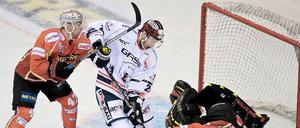 Florian Busch (Mitte) sorgte gegen Düsseldorf für die Entscheidung zugunsten der Eisbären.