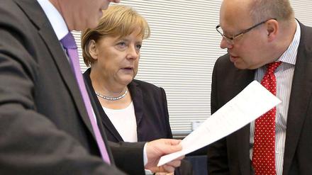 Reicht es? Kanzlerin Angela Merkel unterhält sich mit Unions-Fraktionschef Volker Kauder (l.) und dem parlamentarischen Geschäftsführer Peter Altmaier.