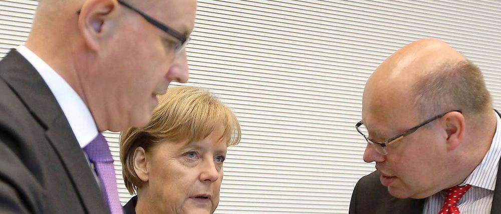Reicht es? Kanzlerin Angela Merkel unterhält sich mit Unions-Fraktionschef Volker Kauder (l.) und dem parlamentarischen Geschäftsführer Peter Altmaier.