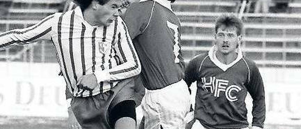 Kopf hinhalten. In der DDR-Oberliga, hier ein Spiel zwischen dem Halleschen FC und dem 1. FC Magdeburg (mit Uwe Rösler; li.) im Herbst 1989, ging es nicht nur um Tore. Foto: dpa