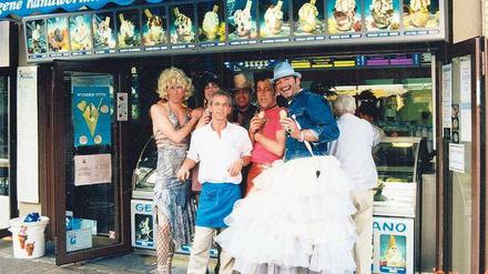 Da war die Welt noch in Ordnung. Paolo Savaris inmitten von Freunden aus New Jersey, die er regelmäßig zum CSD-Umzug einlädt.
