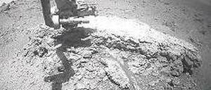 Rollendes Labor. „Opportunity“ analysiert den seltsamen Felsbrocken. Foto: dpa/Nasa