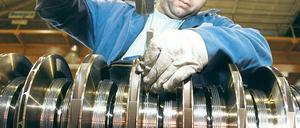 Klassenbelegschaft. Bei MAN in Reinickendorf produzieren mehr als 50 Leiharbeiter für deutlich weniger Geld Turbomaschinen als die rund 400 Kollegen der Stammbelegschaft. Foto: dpa