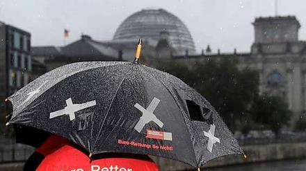 Vor dem Bundestag protestieren "Die Jungen Unternehmer" gegen die Erweiterung des Eurorettungsschirms ESFS