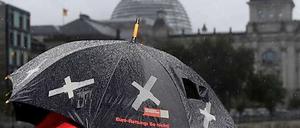 Vor dem Bundestag protestieren "Die Jungen Unternehmer" gegen die Erweiterung des Eurorettungsschirms ESFS