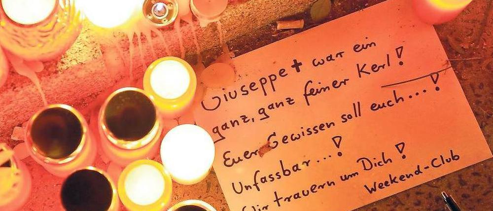 Mahnwache. Viele Trauernde legten Botschaften an der Unfallstelle nieder, wie die Mitarbeiter des Weekend-Clubs, in dem Giuseppe M. gearbeitet hat.