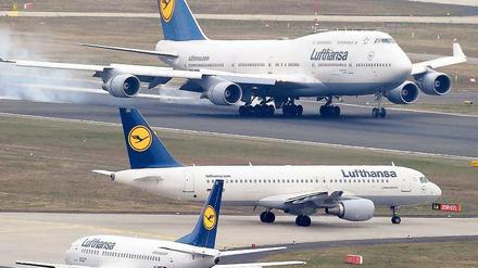 Nach unten korrigiert. Lufthansa, die größte deutsche Fluggesellschaft, wird die eigenen Gewinnziele wohl verfehlen. Viele Anleger trennten sich am Montag von der Aktie.Foto: dpa