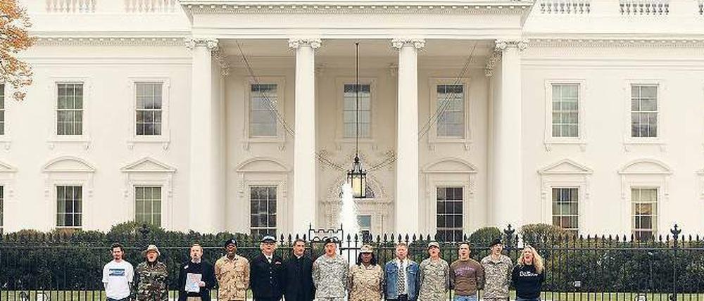 Protest am Zaun. Aktivisten demonstrieren gegen die Schwulen-Politik der US-Army im vergangenen November vor dem Weißen Haus in Washington.