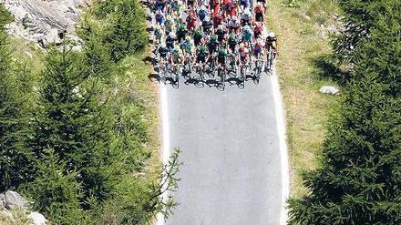Der Verdacht rollt mit. Das Feld der Tour de France.