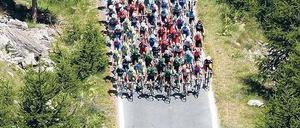 Der Verdacht rollt mit. Das Feld der Tour de France.