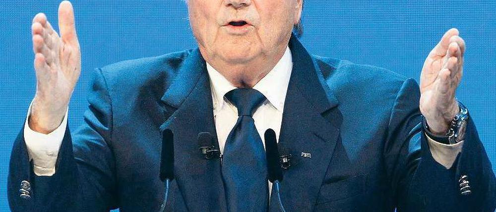 Einen habe ich noch. Fifa-Präsident Joseph Blatter bei einer Rede. Foto: Reuters
