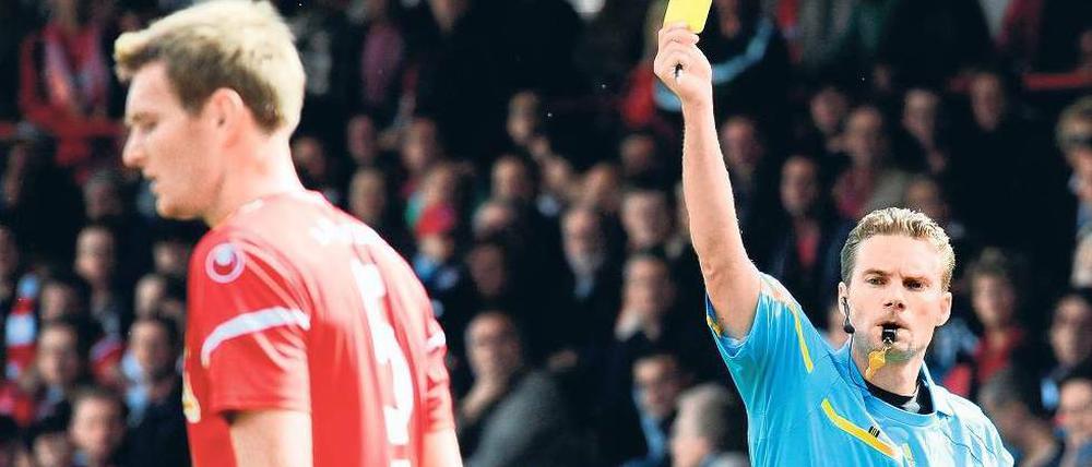 Alles läuft schief. Eine bittere Woche für den Verein wird von der Pleite gegen Fürth gekrönt. Da fällt die Verwarnung von Christian Stuff nicht ins Gewicht.
