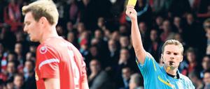 Alles läuft schief. Eine bittere Woche für den Verein wird von der Pleite gegen Fürth gekrönt. Da fällt die Verwarnung von Christian Stuff nicht ins Gewicht.