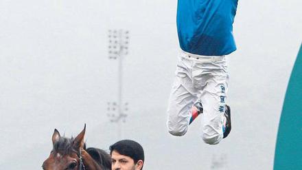 Und die Hände zum Himmel. Lafranco Dettori feiert seinen Sieg beim Hongkong Vase auf seine übliche Weise. Foto: Sorge