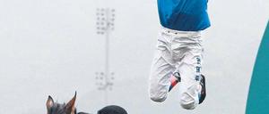 Und die Hände zum Himmel. Lafranco Dettori feiert seinen Sieg beim Hongkong Vase auf seine übliche Weise. Foto: Sorge