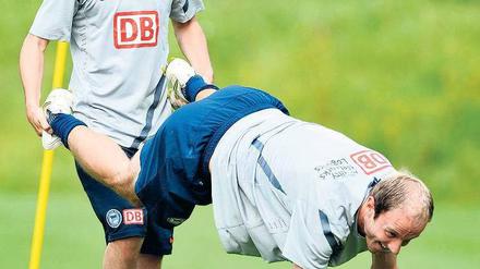 Spaß bei der Arbeit. Fanol Perdedaj (links) und Roman Hubnik versuchen sich an der guten alten Schubkarre. Foto: City-Press