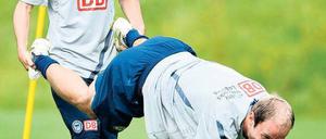Spaß bei der Arbeit. Fanol Perdedaj (links) und Roman Hubnik versuchen sich an der guten alten Schubkarre. Foto: City-Press