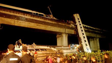 Schweres Zugunglück in China: Ein Schnellzug raste in eine liegen gebliebene Bahn.