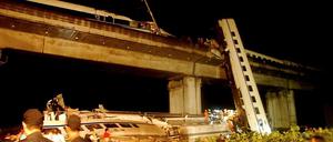Schweres Zugunglück in China: Ein Schnellzug raste in eine liegen gebliebene Bahn.