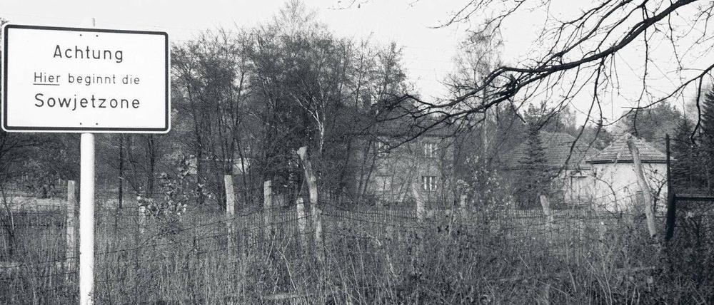 Geteilte Stadt. Stacheldraht an der Grenze zwischen Hermsdorf, Westberlin zu Glienicke, DDR. Foto: Ullstein