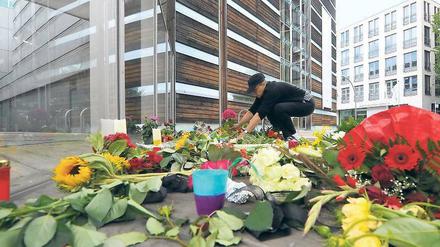 Ort der Trauer. Vor den Nordischen Botschaften in Tiergarten legten am Wochenende viele Berliner Blumen nieder. Die Tragödie von Oslo und Utöya bleibt vielen unbegreiflich. Foto: dpa