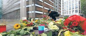 Ort der Trauer. Vor den Nordischen Botschaften in Tiergarten legten am Wochenende viele Berliner Blumen nieder. Die Tragödie von Oslo und Utöya bleibt vielen unbegreiflich. Foto: dpa