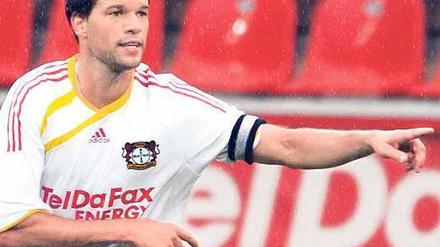 Da geht’s lang. Michael Ballack will Leverkusen in den Europapokal führen. Foto: dpa