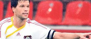 Da geht’s lang. Michael Ballack will Leverkusen in den Europapokal führen. Foto: dpa