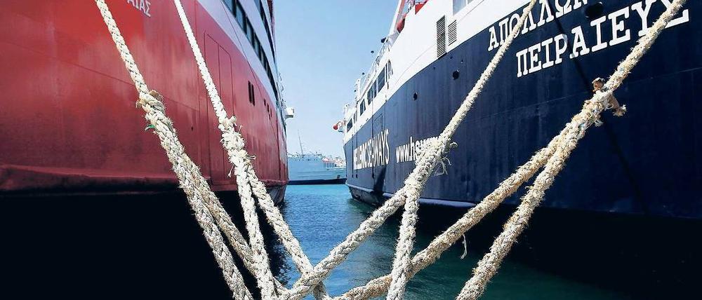 Zu neuen Ufern. Die griechische Wirtschaft ist wenig exportorientiert, zudem spielt der Staat eine sehr große Rolle. Politiker und Ökonomen wollen das ändern – der Hafen von Piräus etwa gilt als attraktiv für Investoren und soll privatisiert werden. Foto: picture-alliance/dpa