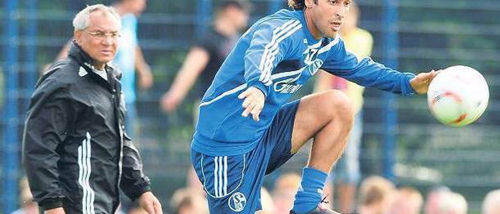 Alles im Blick. Felix Magath hat in Raul einen seiner Wunschsspieler bekommen. Damit gibt sich der starke Mann von Schalke aber noch lange nicht zufrieden. 