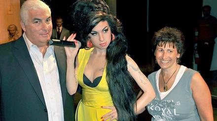 Vater Mitch Winehouse und Mutter Janis lassen sich mit der Wachsfigur ihrer Tochter ablichten.